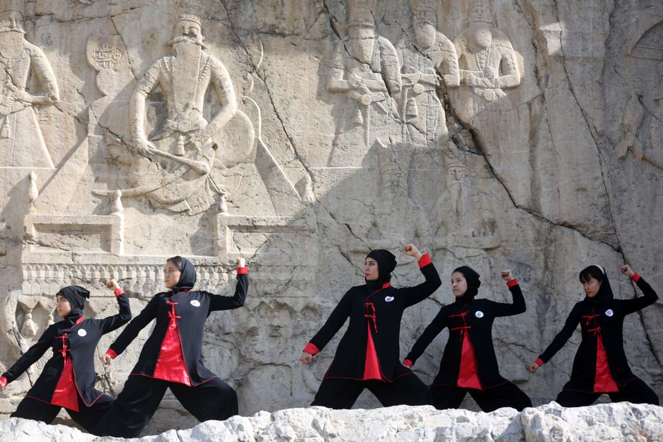 Κορίτσια αφγανικής ομάδας… νίντζα επιδεικνύουν τη μαστοριά τους στην Τεχεράνη – καρέ που ενώνει υπογείως τις απόκρυφες πολεμικές τέχνες της Ιαπωνίας με το ασιατικό Ισλάμ και τη σαρία του η οποία τόσο εκτιμά την απόκρυψη του γυναικείου σώματος 