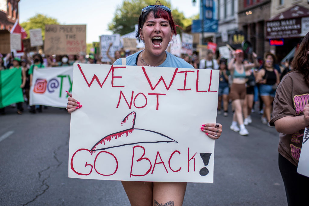 «Δεν θα γυρίσουμε πίσω» γράφει το πλακάτ της νεαρής διαδηλώτριας, καθώς η απόφαση των συντηρητικών ανώτατων δικαστών γυρνάει την Αμερική πολλά χρόνια πίσω...