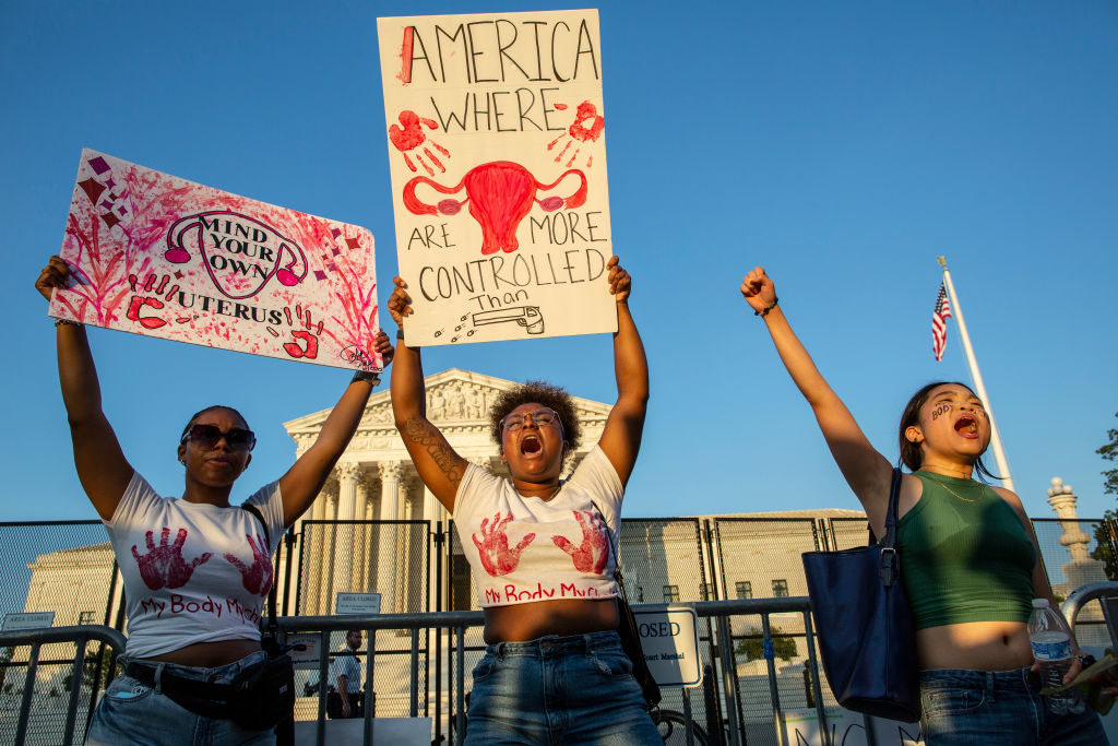 «Κοίτα τη δική σου μήτρα» και «Αμερική, εκεί όπου οι μήτρες ελέγχονται περισσότερο από τα όπλα» φωνάζουν οι δύο ακτιβίστριες 