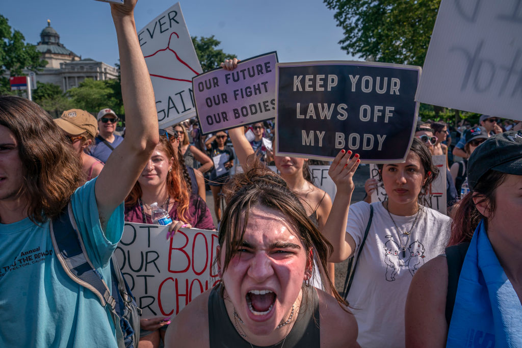 Ακτιβίστριες υπέρ των αμβλώσεων διαμαρτύρονται έξω από το Ανώτατο Δικαστήριο των ΗΠΑ στην Ουάσινγκτον