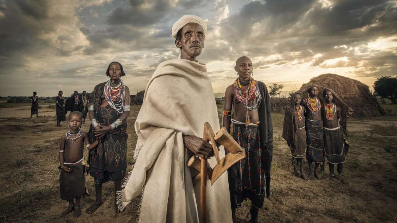 Oικογενειακή φωτογραφία του αρχηγού της φυλής Αρμπορ μαζί με τη γυναίκα του, τις τέσσερις αδερφές και ένα κοριτσάκι. Οι Αρμπορ είναι μια φυλή βοσκών που ζει στη νότια Αιθιοπία από την κτηνοτροφία, το εποχικό ψάρεμα και το κυνήγι σε μια ευρεία περιοχή
