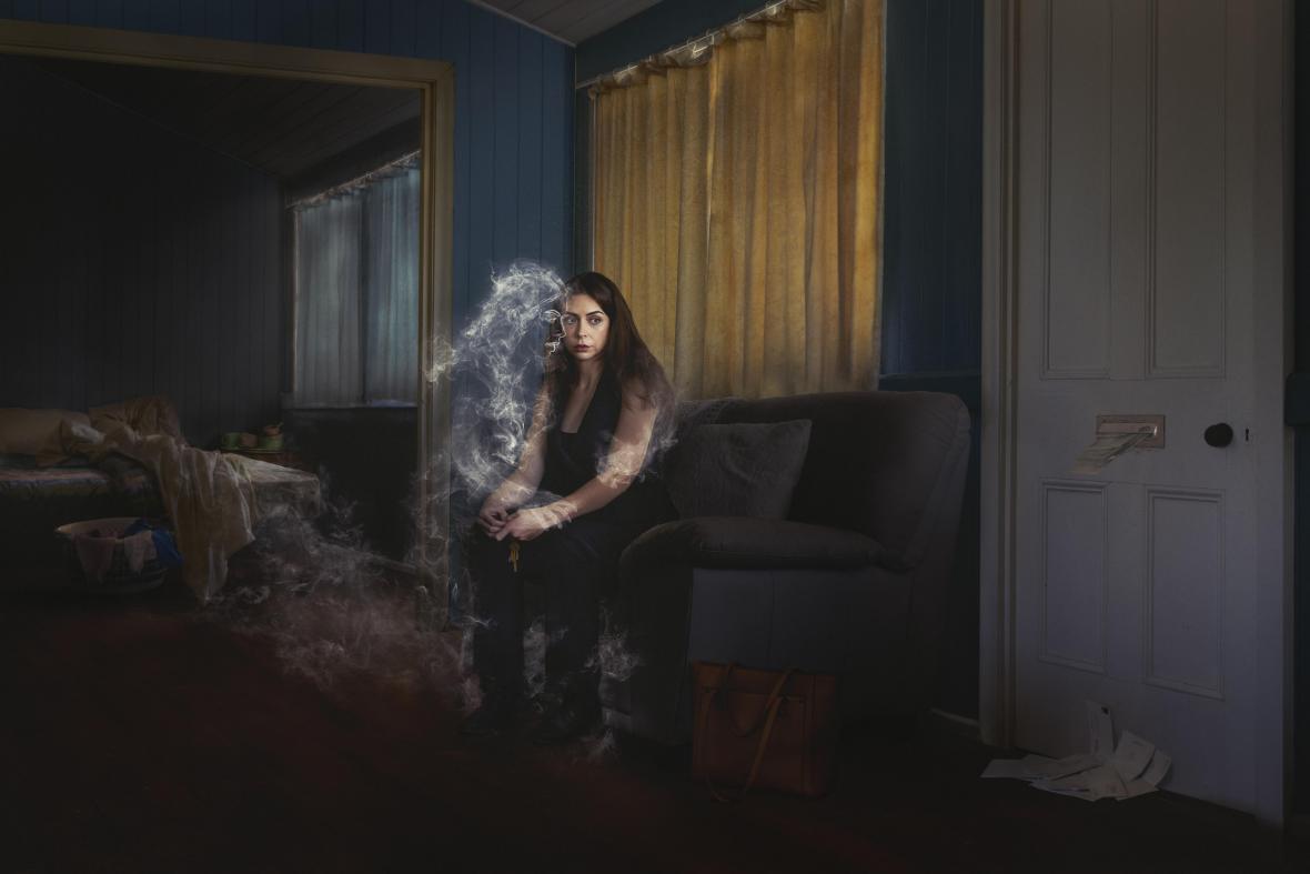 «Ισως σήμερα» ο τίτλος της φωτογραφίας που απεικονίζει μία γυναίκα να καπνίζει καθώς κλειστά γράμματα συσσωρεύονται στην πόρτα της, κερδίζοντας την τρίτη θέση στην κατηγορία Ιστορία ενός Πορτρέτου 