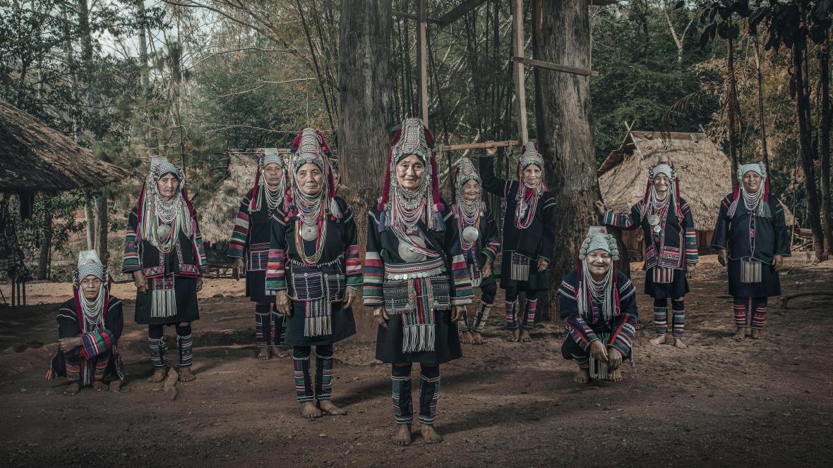 «Οι Ανθρωποι των Λόφων». Μία σπάνια φωτογραφία των «Akha» με την παραδοσιακή ενδυμασία της φυλής τους στη βόρεια Ταϊλάνδη