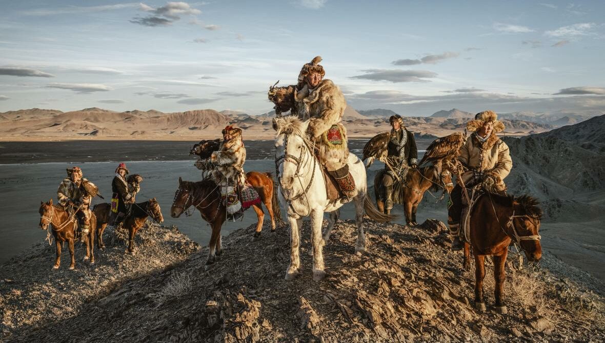 «Η Βασιλεία των Κυνηγών». Η οικογένεια κυνηγών Bergduchin της Μογγολίας κυνηγούν με χρυσαετούς για περισσότερα από 250 χρόνια. Τα αγόρια της οικογένειας από την ηλικία των 10 ετών εκπαιδεύονται να καβαλούν άλογο με τον χρυσαετό στην πλάτη κάτω από εξαιρετικά σκληρές συνθήκες