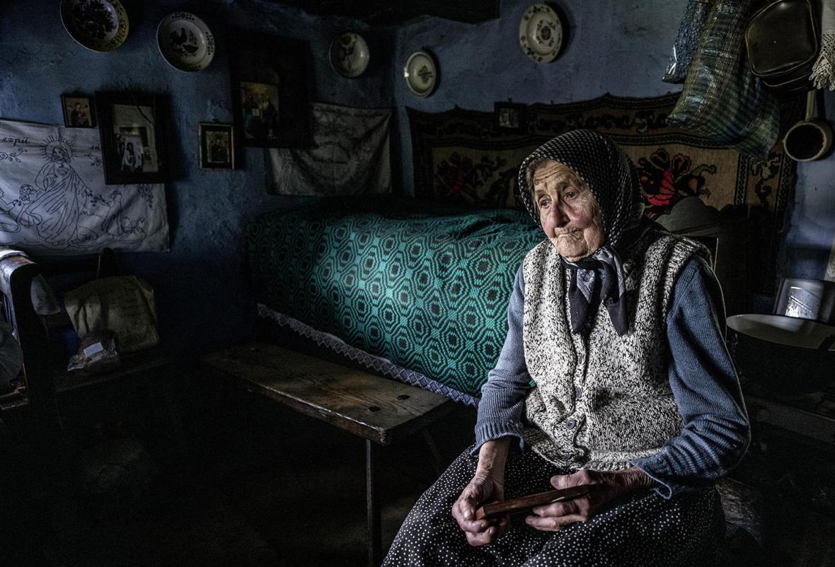 Τρίτη θέση στην κατηγορία Περιβάλλον. Η 96χρονη Λουλίκα ζει μόνη της, χωρίς ρεύμα και νερό, σε ένα παραδοσιακό σπίτι 150 ετών στο χωριό Ραστότσι της Ρουμανίας