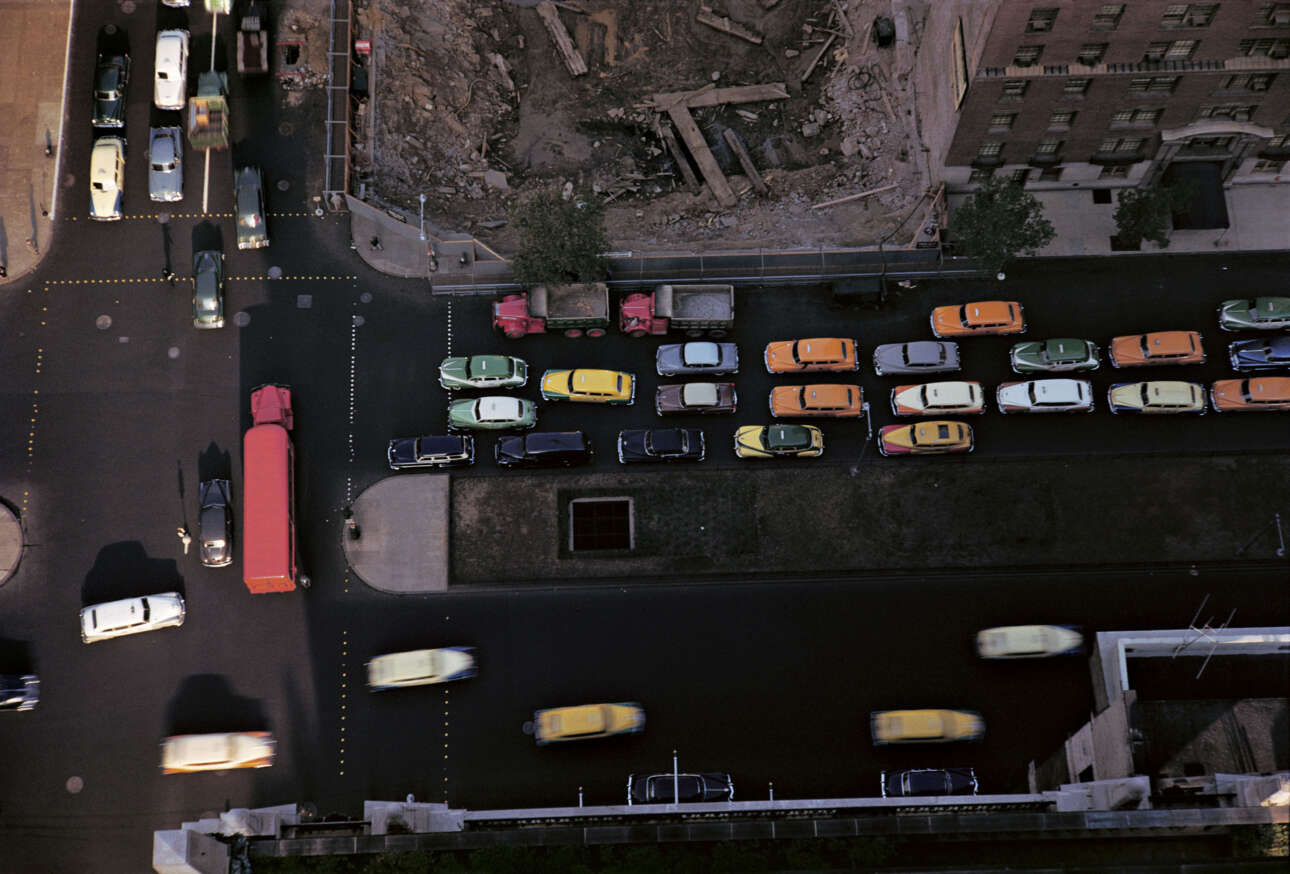 Η Νέα Υόρκη φωτογραφισμένη από ψηλά, το 1953. Ο φωτογράφος Βέρνερ Μπίσχοφ φωτογράφισε τους καινούργιους αυτοκινητόδρομους της για την αμερικανική εταιρεία πετρελαίου Standard Oil. Οι τελικές εικόνες προσφέρουν ένα ζωντανό πορτρέτο του έθνους καθώς εξελισσόταν σε μια παγκόσμια υπερδύναμη. Αν και οι περισσότεροι φωτογράφοι εκείνη την εποχή ήταν κολλημένοι στο ασπρόμαυρο, ο Μπίσχοφ απελευθερώθηκε, χρησιμοποιώντας χρώμα για να καταγράψει τη διάθεση με κάθε απόχρωση και βάθος