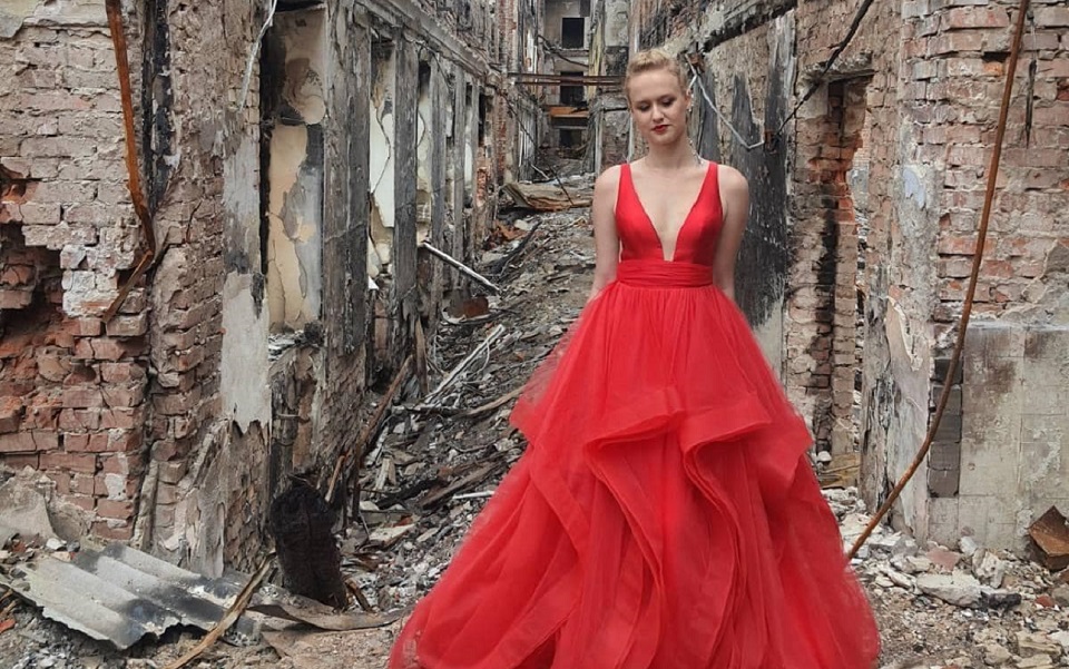 Αποφοίτηση ουκρανών μαθητών σε βομβαρδισμένο σχολείο