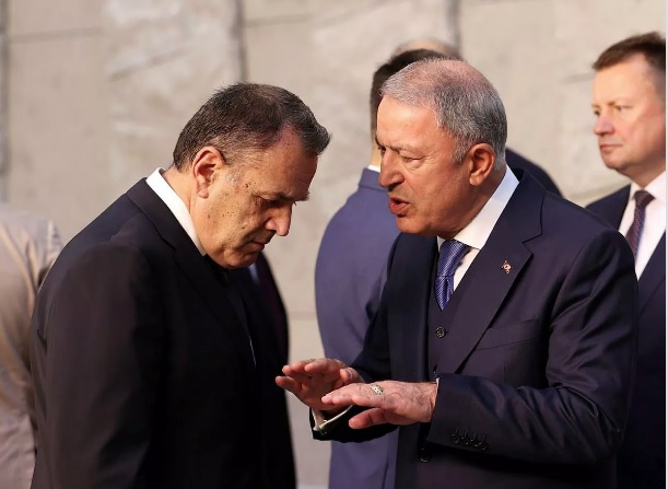 «Ας κάτσουμε να τα βρούμε», λέει τώρα ο Ακάρ – Τι είπε για το τετ α τετ με Παναγιωτόπουλο