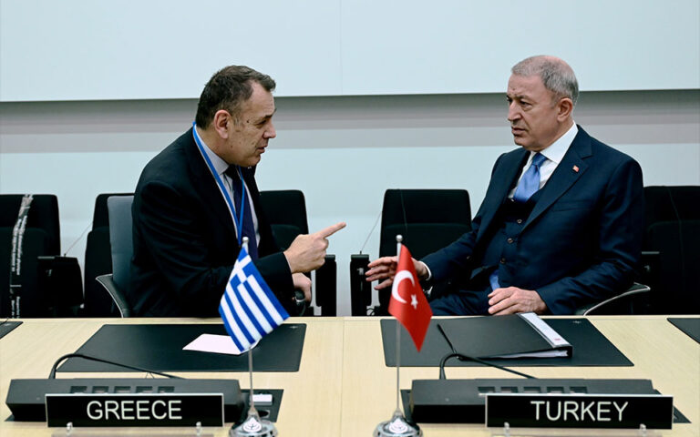 «Δεν μπορούμε να πάμε έτσι»: Σύντομο τετ α τετ Παναγιωτόπουλου – Ακάρ στις Βρυξέλλες