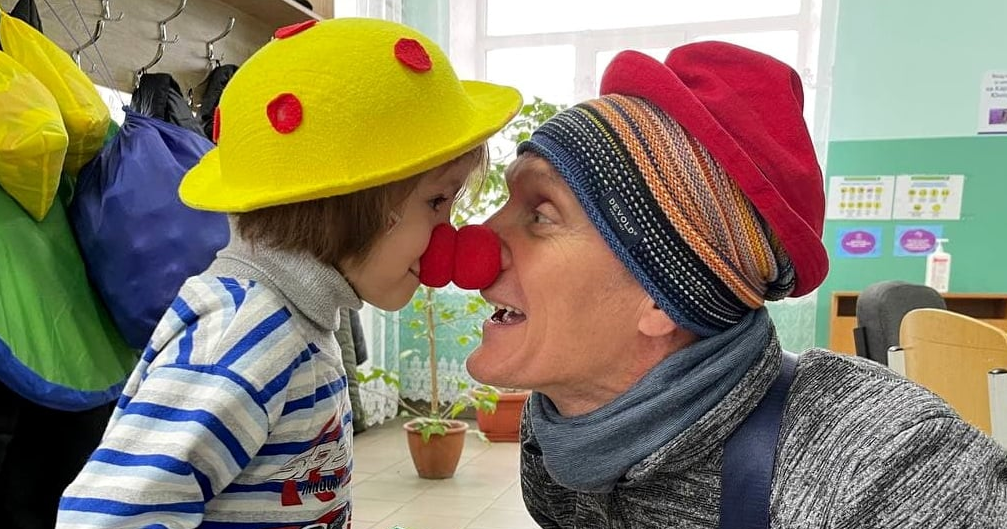 Ουκρανία: O «Doctor Clown» σώζει αμάχους και μοιράζει χαμόγελα