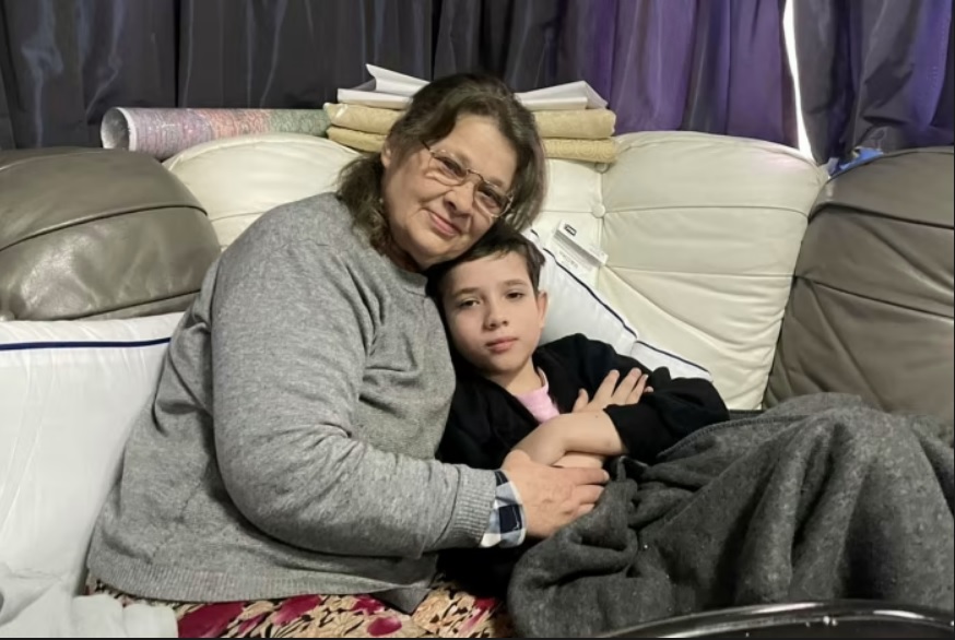 Η ουκρανή γιαγιά που έσωσε τον εγγονό της από το ρωσικό παιδομάζωμα