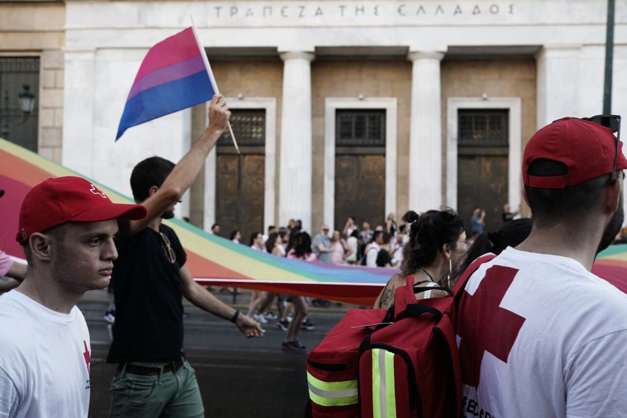 Παρέλαση στην Πανεπιστημίου, μπροστά από την Τράπεζα της Ελλάδος