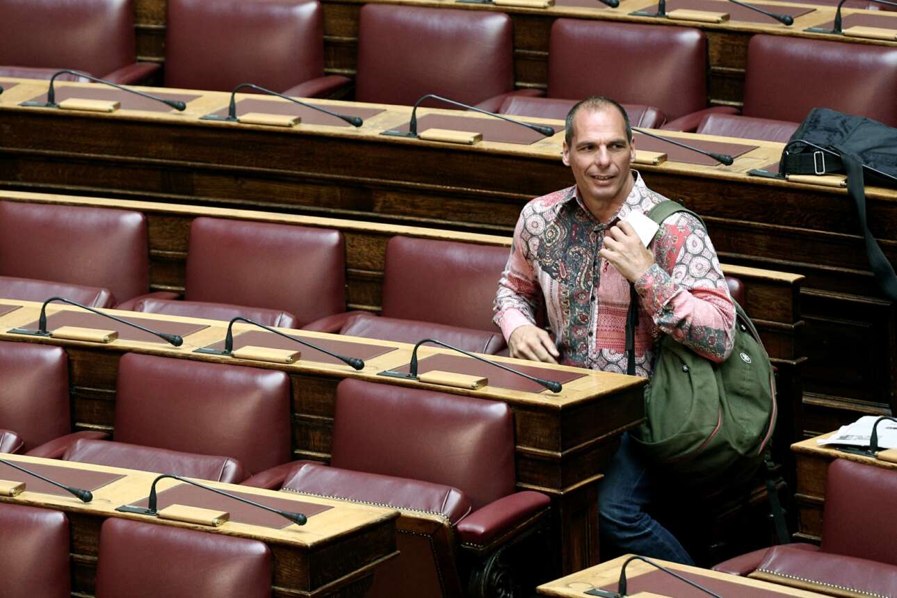 Ο Βαρουφάκης διαμαρτύρεται που η ΝΔ υπενθύμισε το «θα ήταν ανάρμοστο για μένα να σταθώ στην ουρά στο ΑΤΜ»