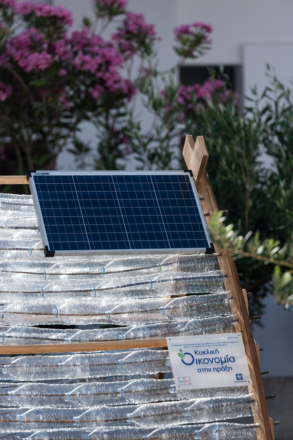 Το «Έξυπνο και Βιώσιμο θερμοκήπιο» είναι ενεργειακά αυτόνομο χάρη στα ηλιακά πάνελ που τοποθέτησαν οι μαθητές. Με την ενέργεια που παράγεται λειτουργούν οι αισθητήρες ενώ ακόμη και η άρδευση των φυτών γίνεται με το νερό από τα κλιματιστικά μηχανήματα του σχολείου! 