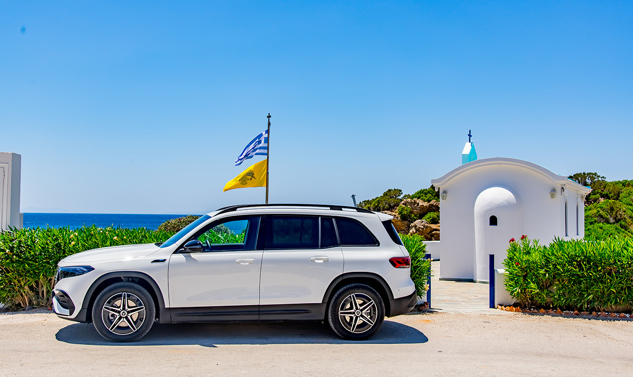 Σκρολάροντας την Αθηναϊκή Ριβιέρα μέσα από μία Meredes EQB 250