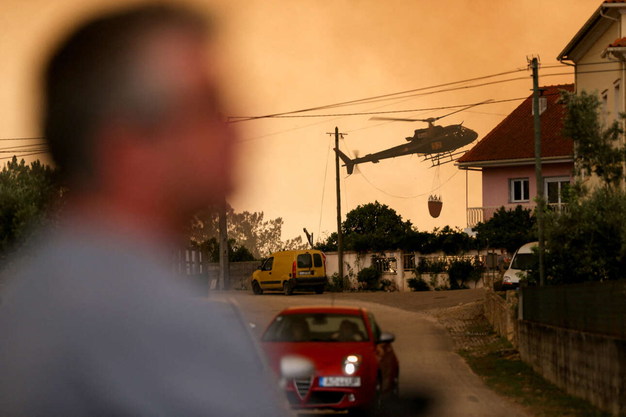 Ελικόπτερο επιχειρεί να περιορίσει την πυρκαγιά στην πόλη Λεϊρία της Πορτογαλίας