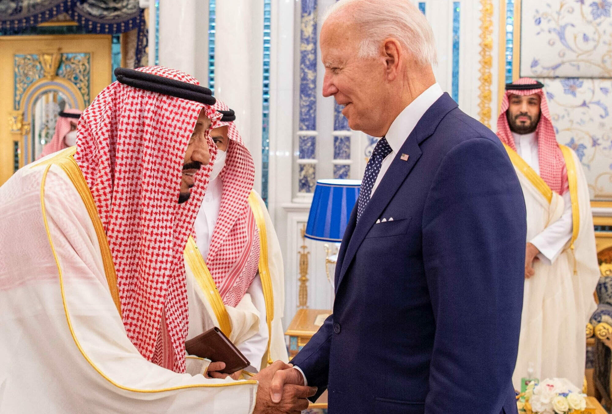 Ο Μπάιντεν ξέχασε τη συμβουλή του Σάλιβαν για τις χειραψίες…