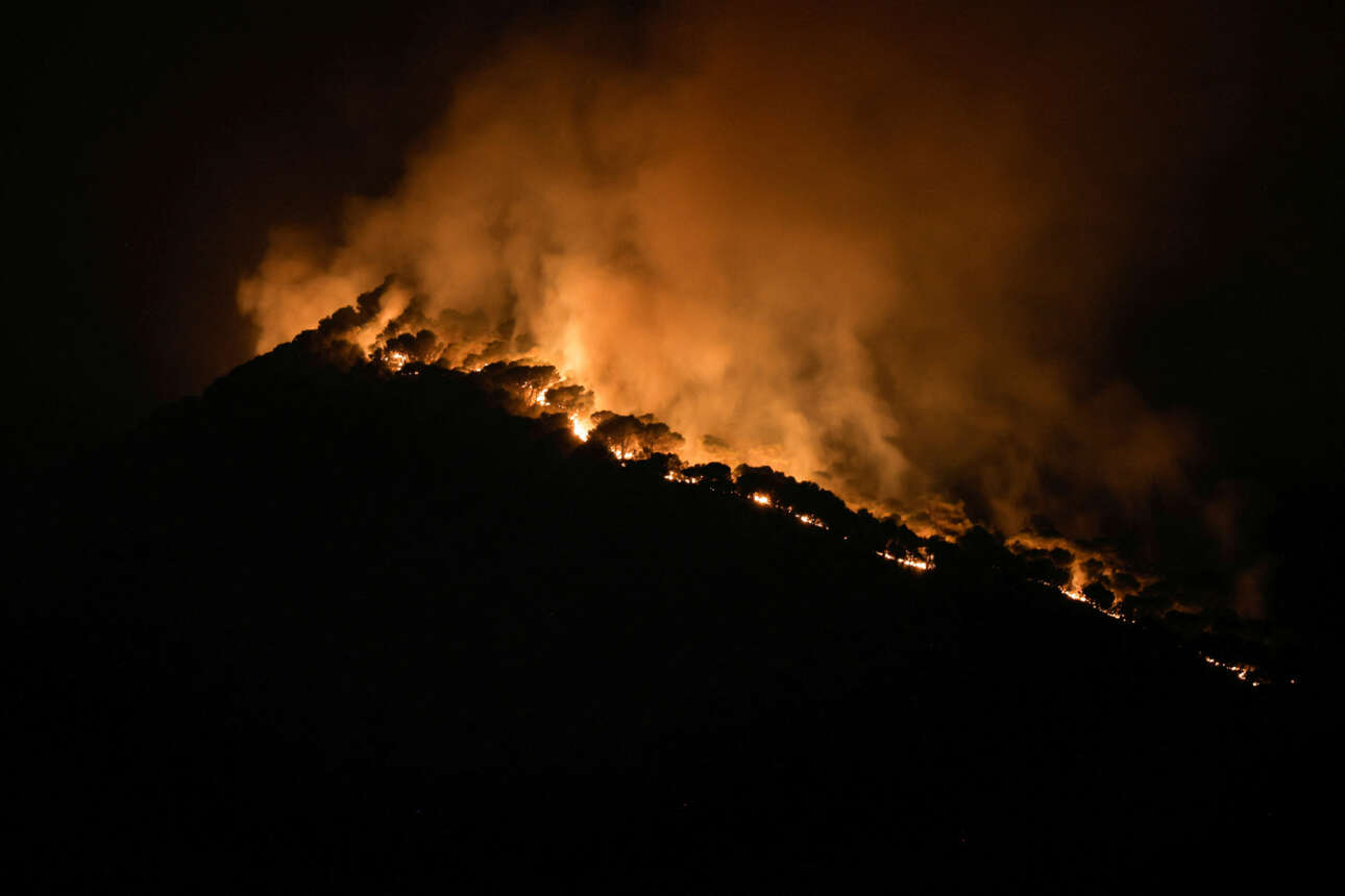 Η νύχτα πέφτει και η φωτιά συνεχίζει το καταστροφικό της έργο σε δάσος της Alhaurin el Grande, στη νότια Ισπανία