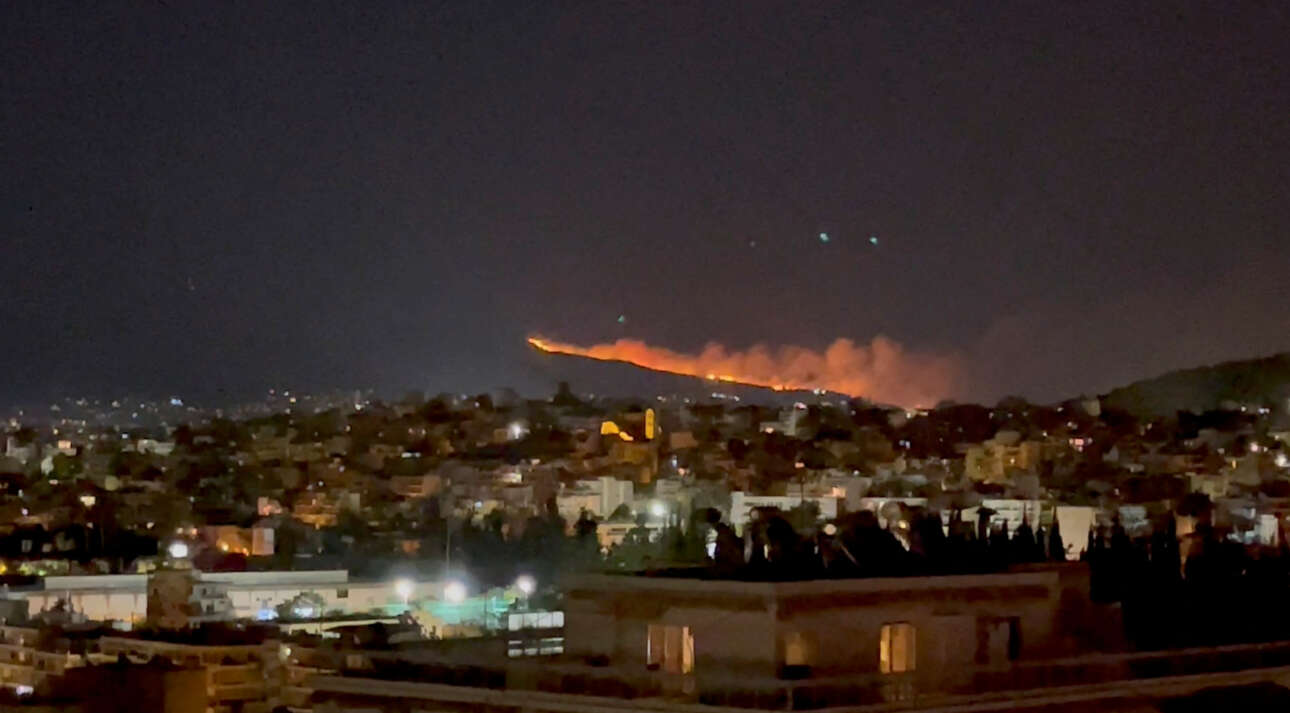 H φωτιά στην Πεντέλη όπως φαίνεται από την Αθήνα