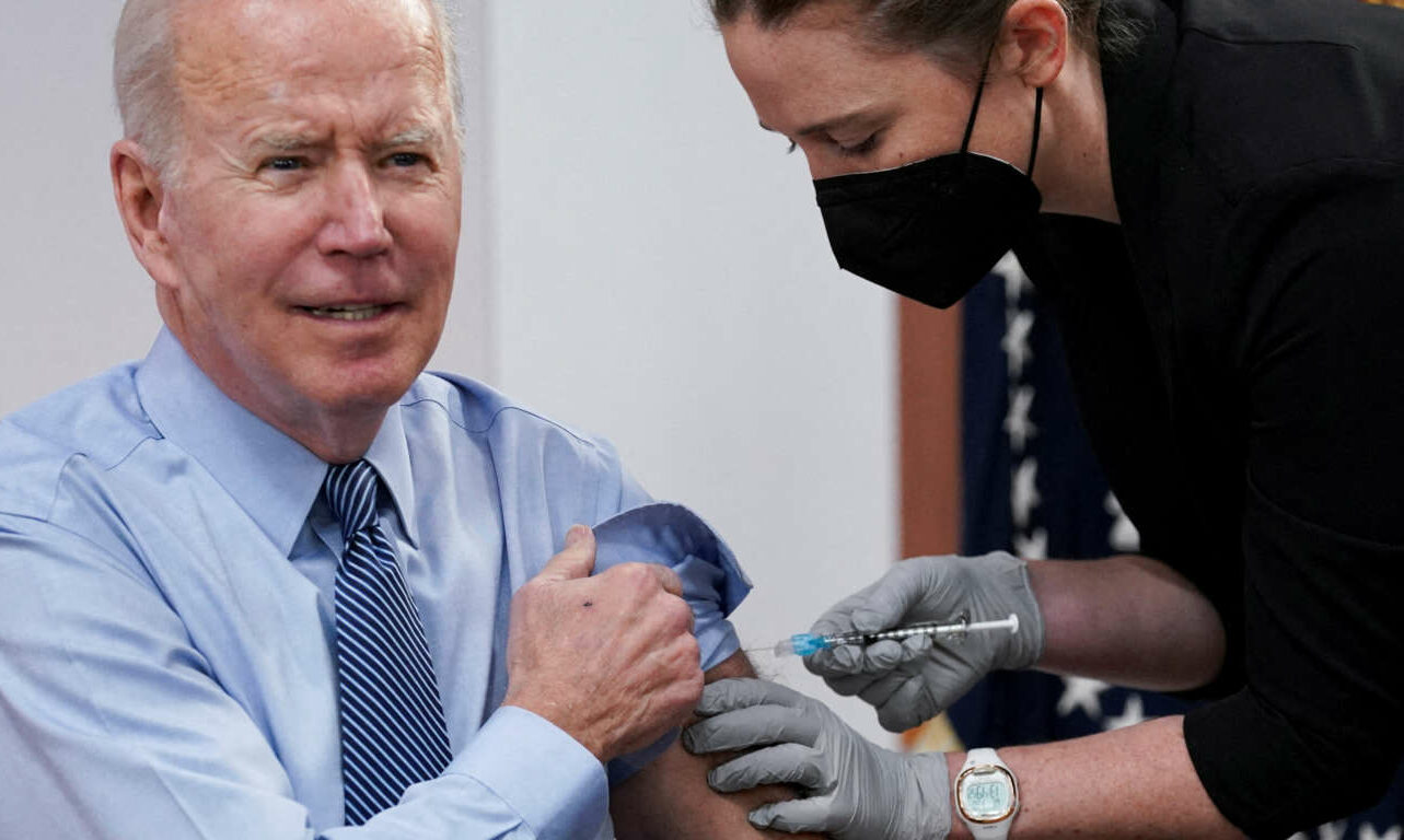 Πώς μολύνθηκε ο Μπάιντεν μετά από τέσσερις δόσεις εμβολίου;