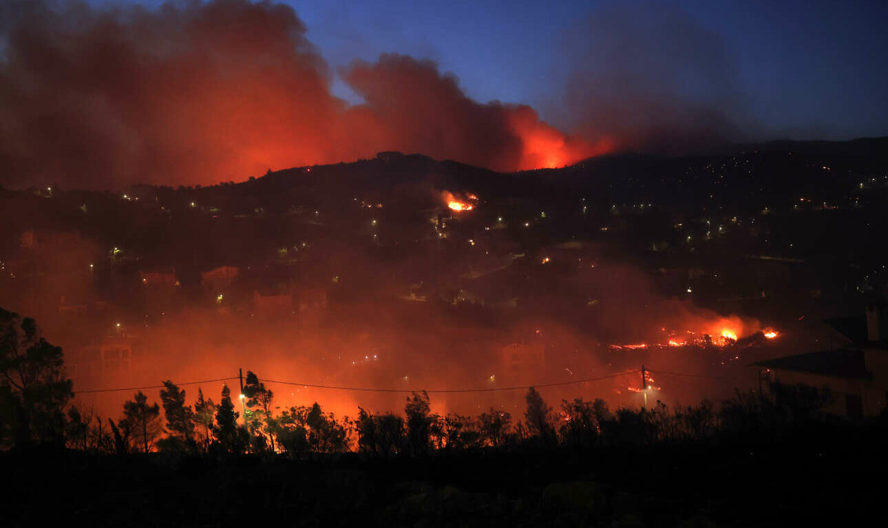 Ολονύχτια μάχη με τις φλόγες στην Πεντέλη