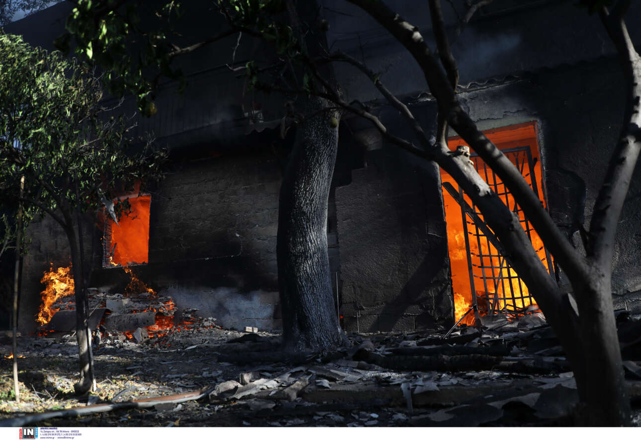 Σπίτι στην Παλλήνη παραδίνεται στις φλόγες