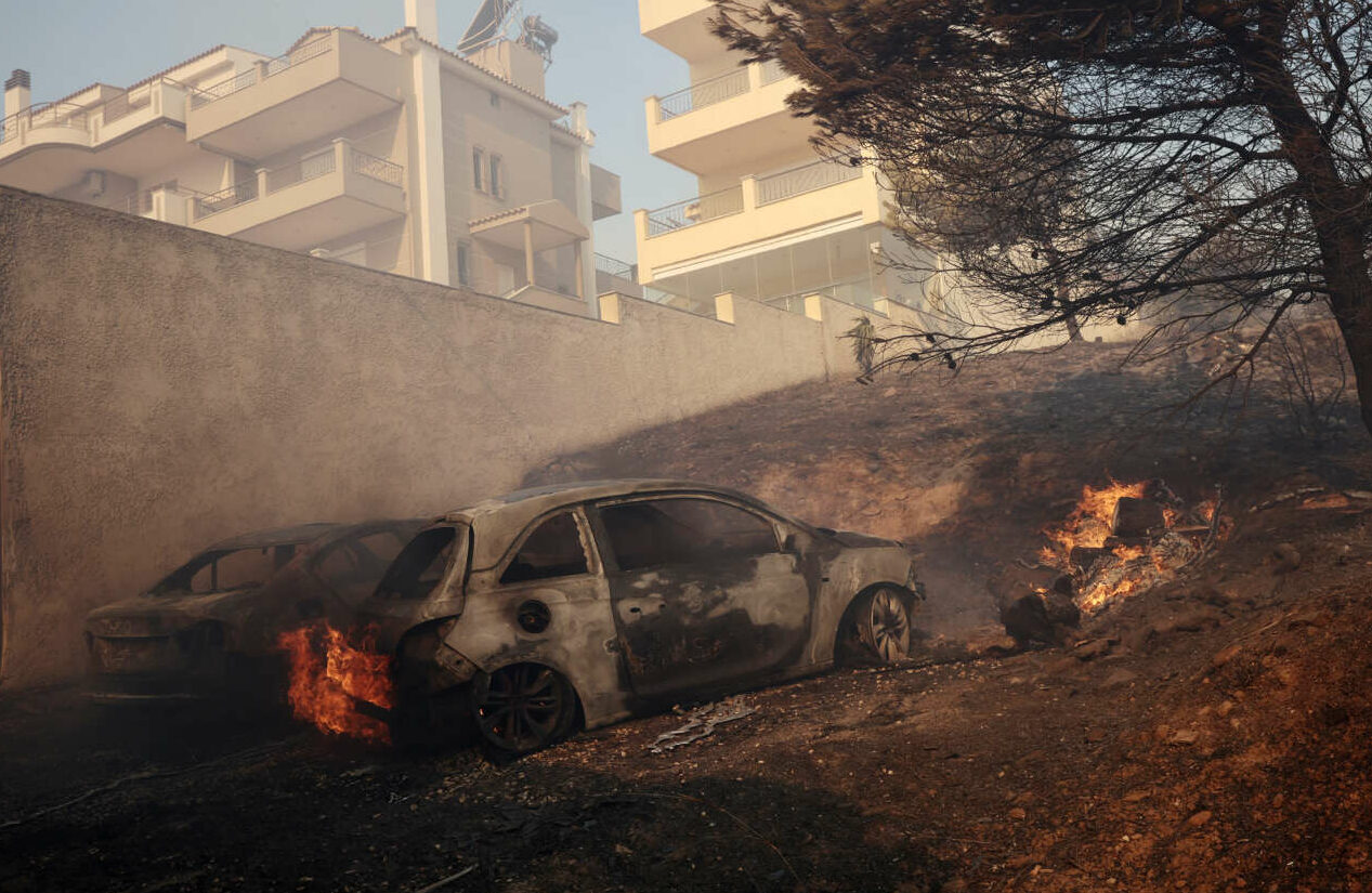 Πύρινη κόλαση για τους κατοίκους σε Πεντέλη, Ανθούσα, Γέρακα, Παλλήνη – καίγονται σπίτια