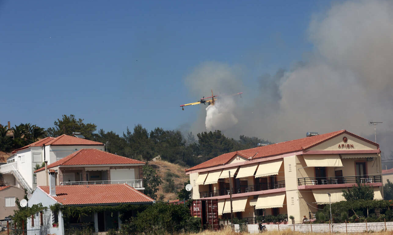 Μεγάλη φωτιά στη Λέσβο: Κάηκαν σπίτια στα Βατερά