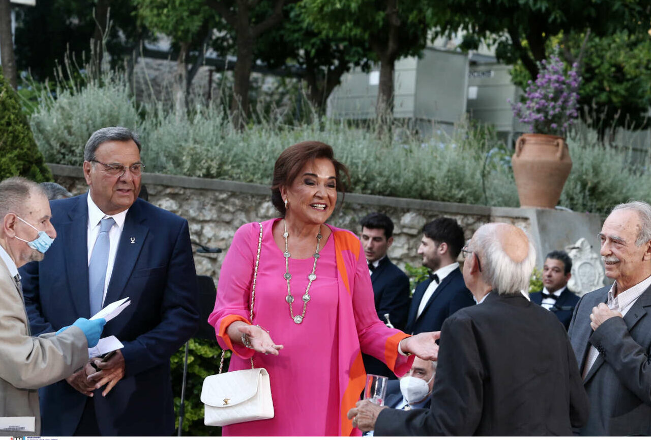 Η βουλευτής της ΝΔ και πρώην υπουργός Ντόρα Μπακογιάννη, συνοδευόμενη από τον σύζυγό της Ισίδωρο Κούβελο