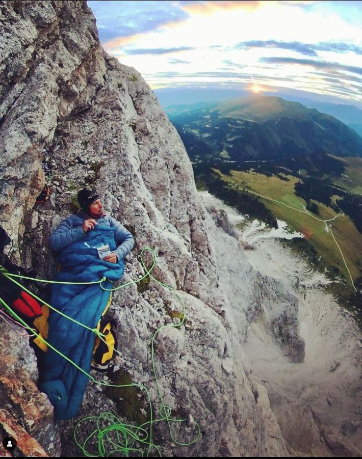 Un alpinista raggiunge la vetta dopo aver dormito su una roccia delle Alpi