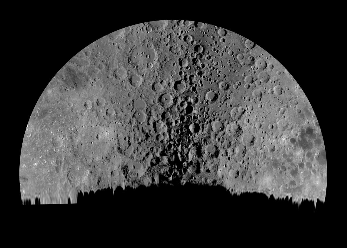  Ο νότιος πόλος της Σελήνης αποτυπωμένος σε μία σύνθεση από εικόνες που τραβήχτηκαν σε δύο ημερομηνίες -δίνοντας με αυτόν τον τρόπο διαφορετικές απόψεις της περιοχής- όπως φαίνεται από το Σαν Ντιέγκο της Καλιφόρνιας. Η εικόνα του Τομ Γκλεν προσφέρει έναν από τους πιο λεπτομερείς ερασιτεχνικούς χάρτες αυτού του τμήματος της Σελήνης, το οποίο είναι πολύ δύσκολο να παρατηρηθεί από τη Γη