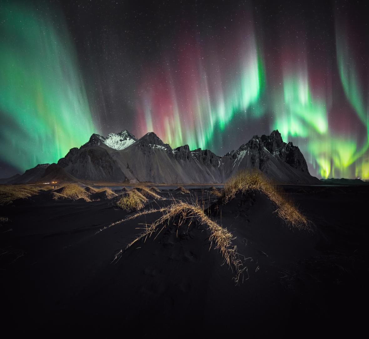 Χρησιμοποιώντας μια φωτογραφική μηχανή Sony ILCE-7SM3, ο Στέφαν Λίμπερμαν απαθανάτισε το Βόρειο Σέλας πάνω από το ισλανδικό βουνό Βέστραχορν σε αυτή την πανοραμική εικόνα φτιαγμένη από τρεις φωτογραφίες, τις οποίες επεξεργάστηκε ύστερα με τα προγράμματα Adobe Lightroom και Photoshop
