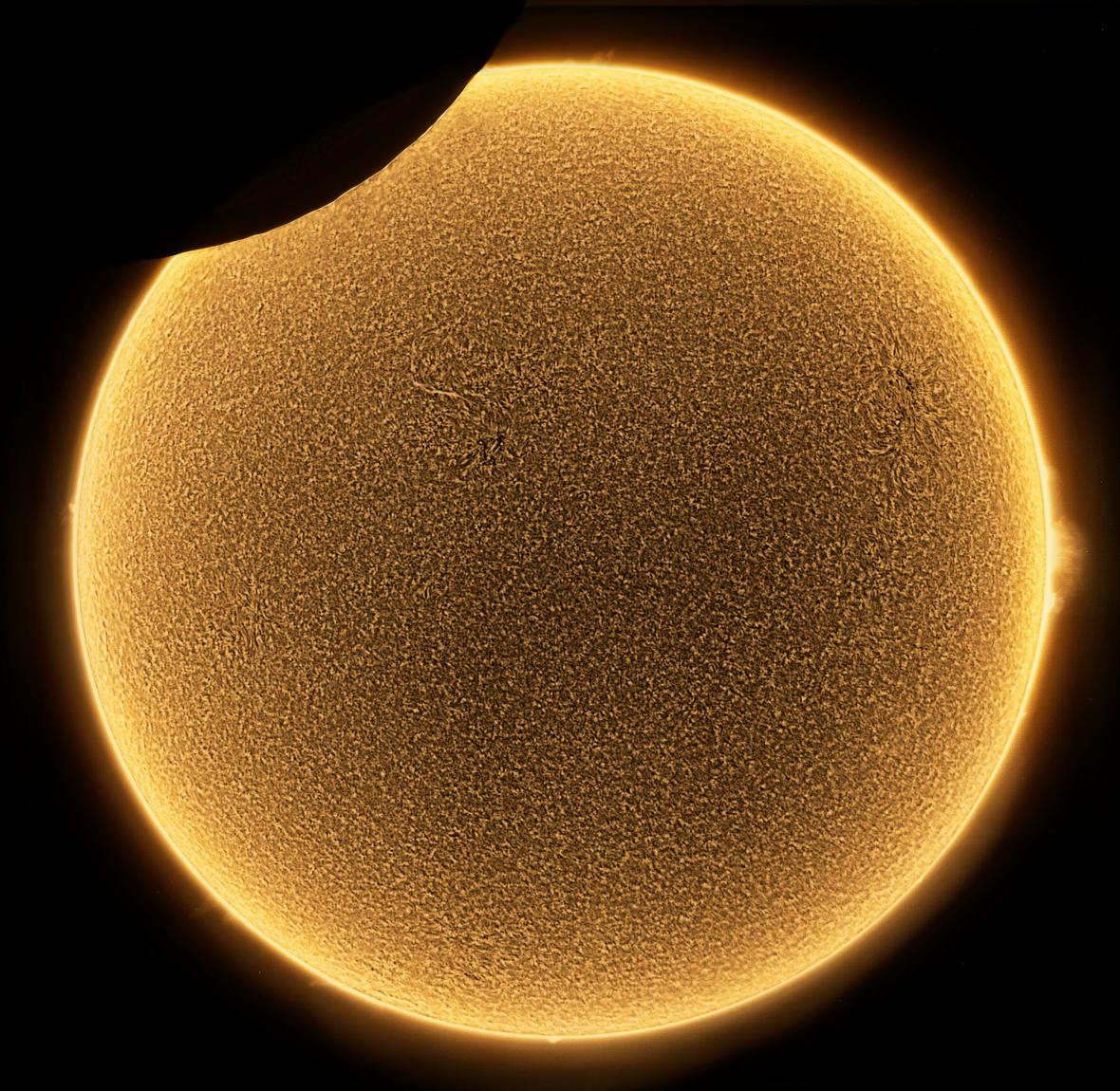 Μερική έκλειψη του Ηλίου φωτογραφισμένη στην περιοχή Βένετο της Ιταλίας, τον περυσινό Ιούνιο. Ηταν μια μέρα χαμηλής ηλιακής δραστηριότητας που επέτρεψε στον φωτογράφο να απαθανατίσει αυτή την ασυνήθιστα καθαρή εικόνα της σιλουέτας της Σελήνης