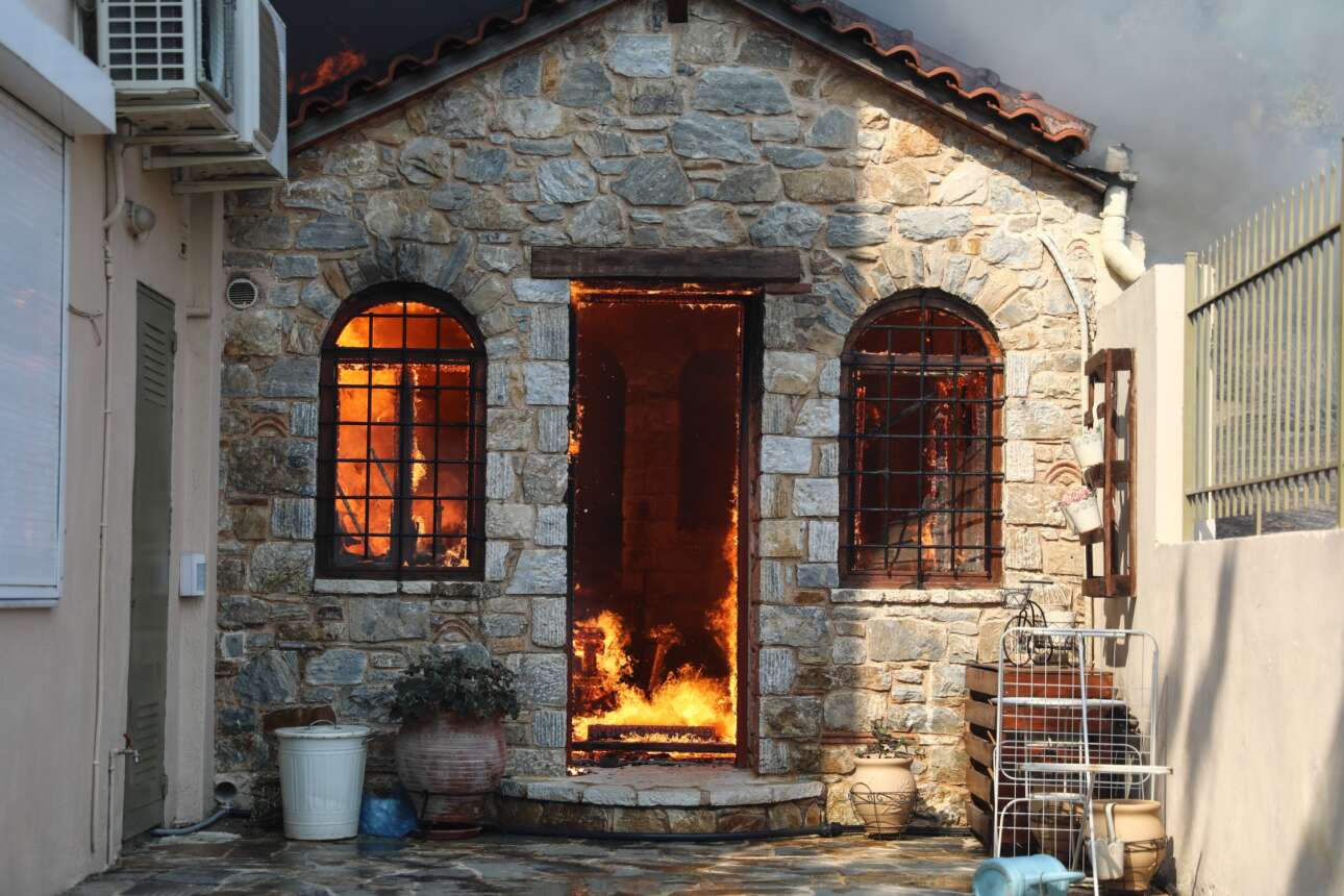 Η φωτιά καίει ολοσχερώς ένα σπίτι της Πεντέλης