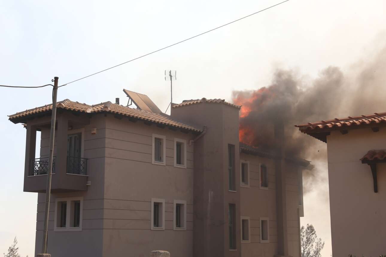 Σπίτια παραδομένα στις φλόγες στην Πεντέλη