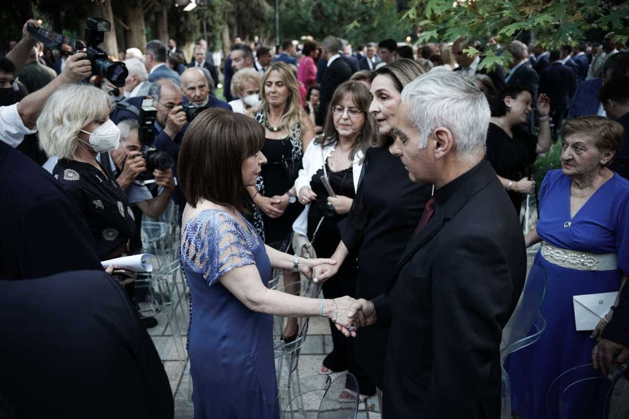 Ισως η πιο συγκινητική στιγμή της δεξίωσης; Η Πρόεδρος της Δημοκρατίας Κατερίνα Σακελλαροπούλου με τους γονείς του Αλκιβιάδη Καμπανού, του νεαρού φιλάθλου που δολοφονήθηκε στη Θεσσαλονικη