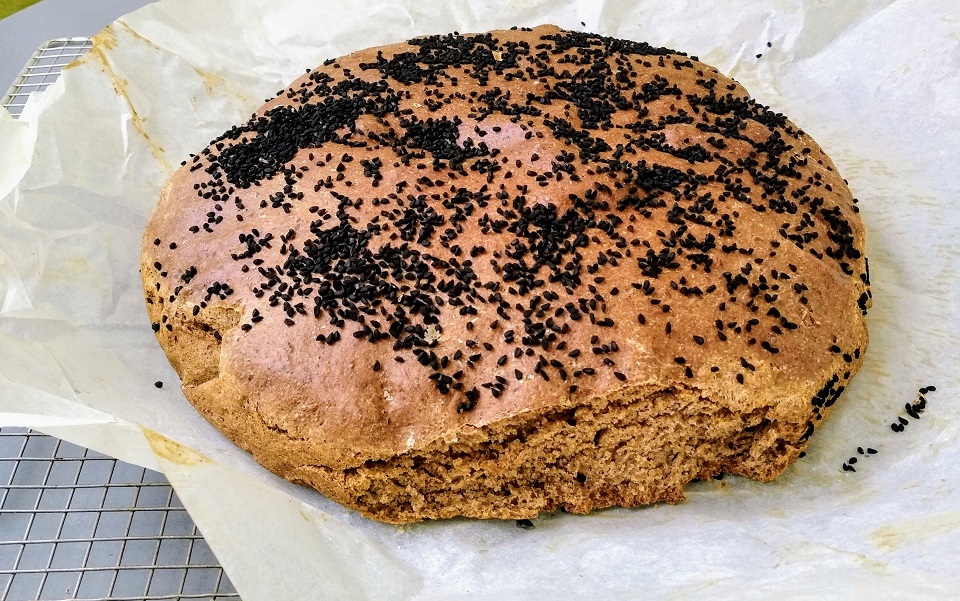 Γρήγορο ψωμί με αλεύρι ντίνκελ και σόδα