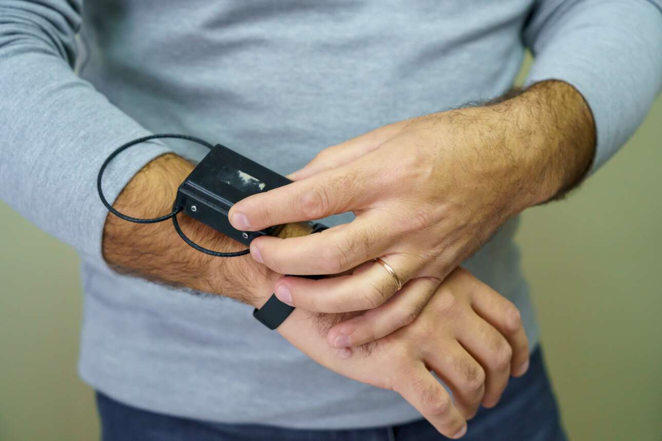 Χονγκ Κονγκ: Ηλεκτρονικά βραχιολάκια για όσους κολλάνε κορονοϊό!