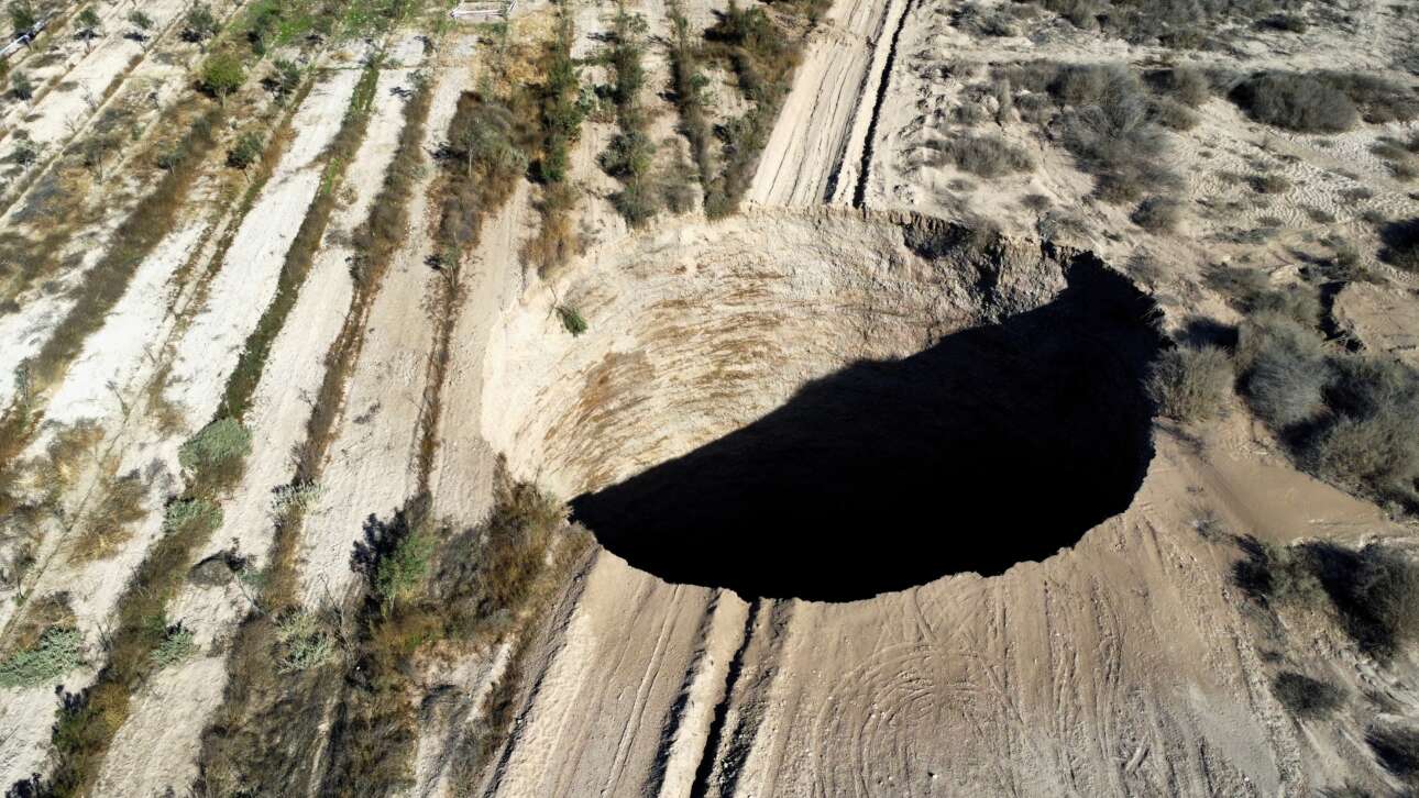 Τρομακτική καταβόθρα της χιλιάνικης ερήμου, στον μέσον μίας περιοχής με ορυχεία, κοντά στην πόλη Τιέρα Αμαρίγια, βορείως του Σαντιάγο  