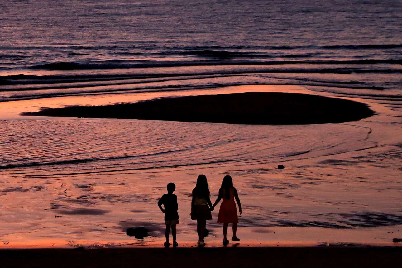 Παιδάκια της Ταϊπέι απολαμβάνουν το δειλινό στην παραλία: με τα αδελφάκια τους της προηγούμενης φωτογραφίας δεν γνωρίζονται, δεν θα ανταμώσουν για να παίξουν παρέα, όμως τα πράγματα αλλάζουν – στο τέλος θα κερδίσει το αίμα που νερό δεν γίνεται