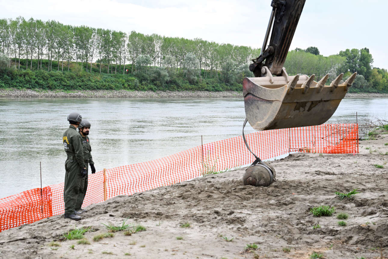 Μέλη του ιταλικού στρατού αφαιρούν μια βόμβα του Β' Παγκοσμίου Πολέμου που ανακαλύφθηκε στον ποταμό Πο που υποφέρει από τη χειρότερη ξηρασία των τελευταίων 70 ετών, στο Μπόργκο Βιρτζίλιο