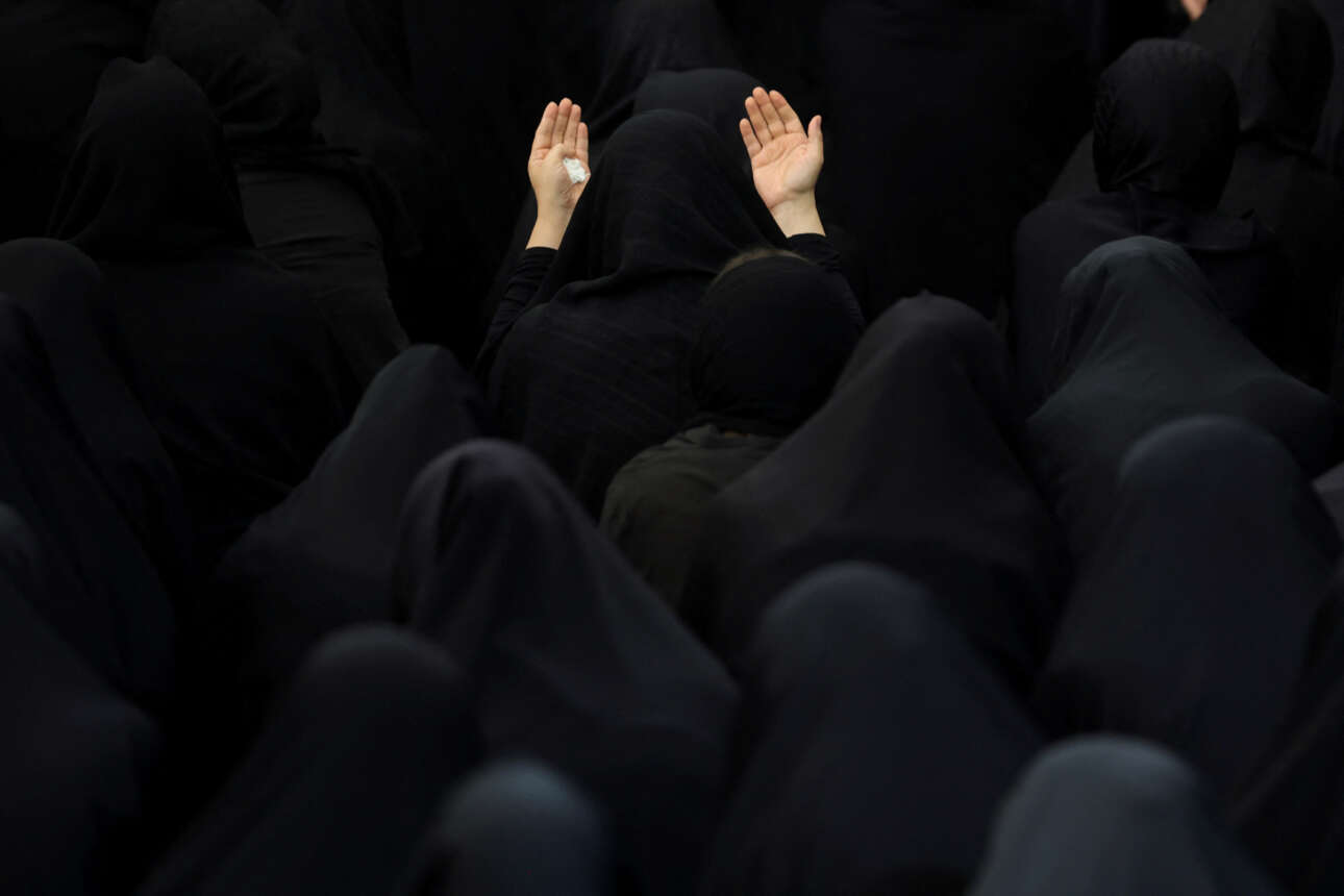 Τεχεράνη. Ιρανές συμμετέχουν σε ένα τελετουργικό πένθους πριν από την Ασούρα, την πιο ιερή ημέρα στο σιιτικό μουσουλμανικό ημερολόγιο 