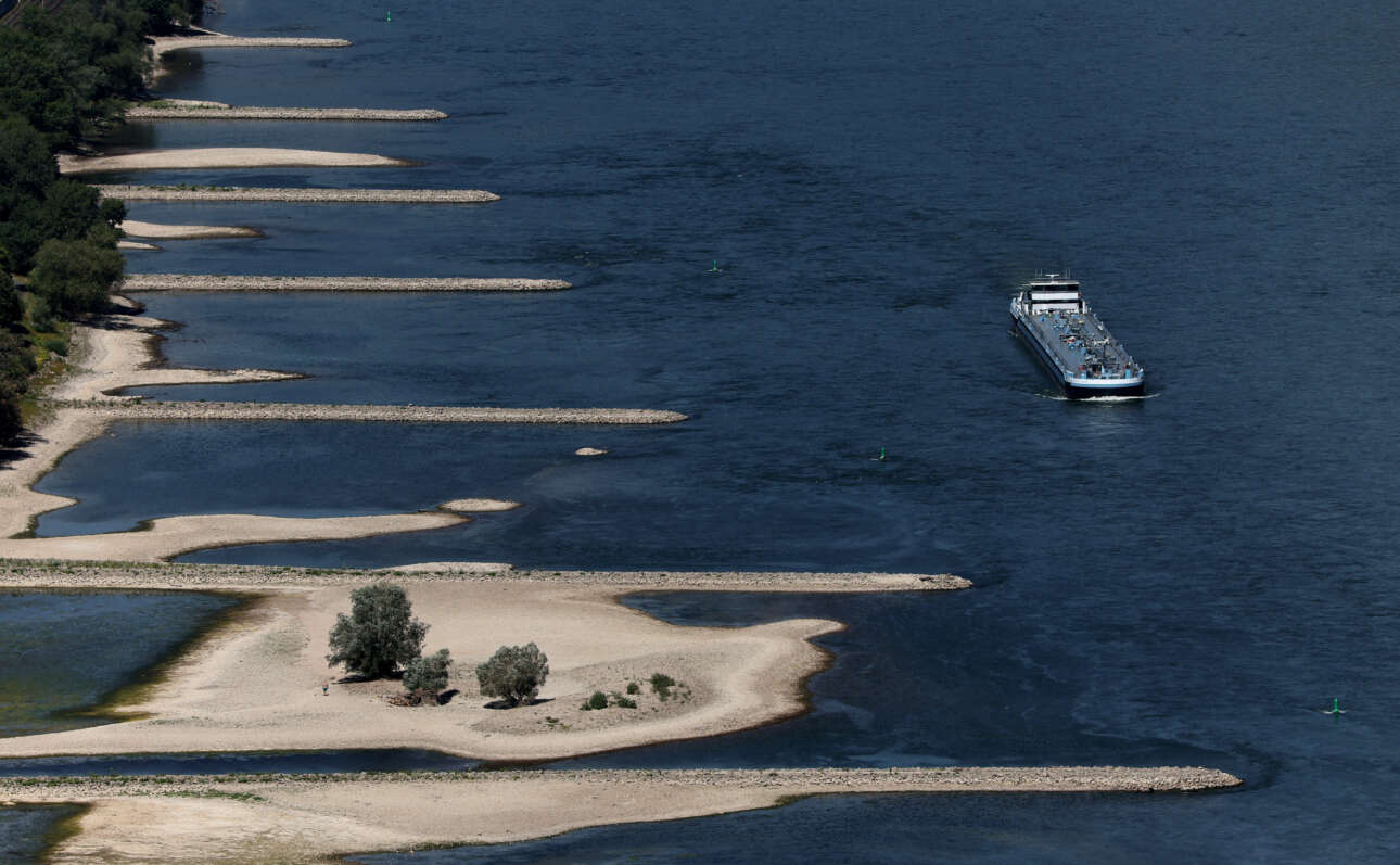Eνα μεταφορικό πλοίο περνά ​​από την μερικώς αποξηραμένη κοίτη του ποταμού Ρήνου