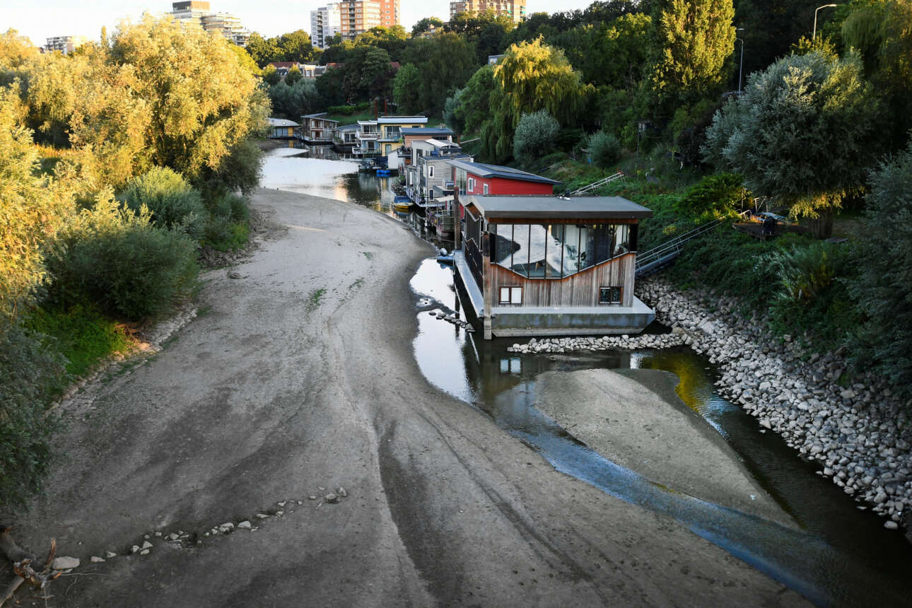 Τα θεμέλια στα σπίτια-βάρκες στο κανάλι του ποταμού Βάαλ αποκαλύφθηκαν λόγω της ξηρασίας στην Ολλανδία