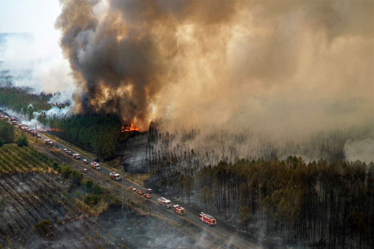 Πυροσβέστες παλεύουν με τις φλόγες μιας πυρκαγιάς που καίει δάσος στην περιοχή Ζιρόντ της νοτιοδυτικής Γαλλίας