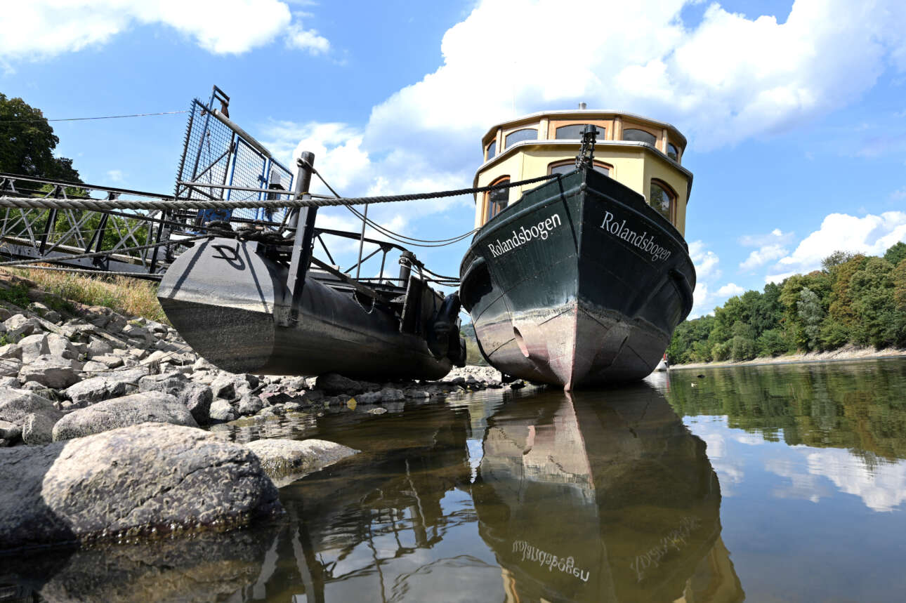 Ενα σκάφος βρίσκεται ακινητοποιημένο στον ποταμό Ρήνο στη Γερμανία
