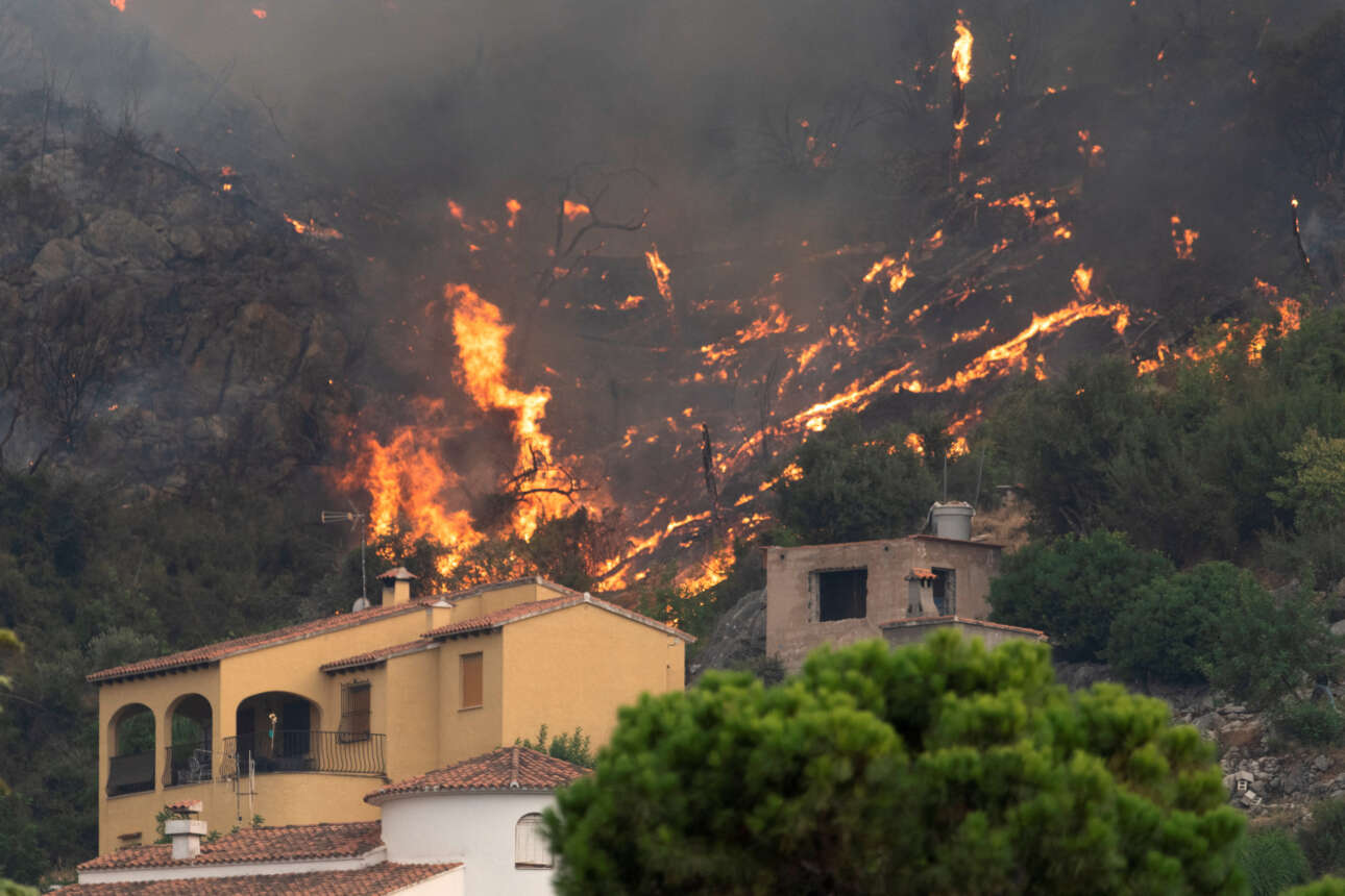 Καταστροφική φωτιά πλησιάζει σπίτια κοντά στην περιοχή Πέγκο της Ισπανίας 
