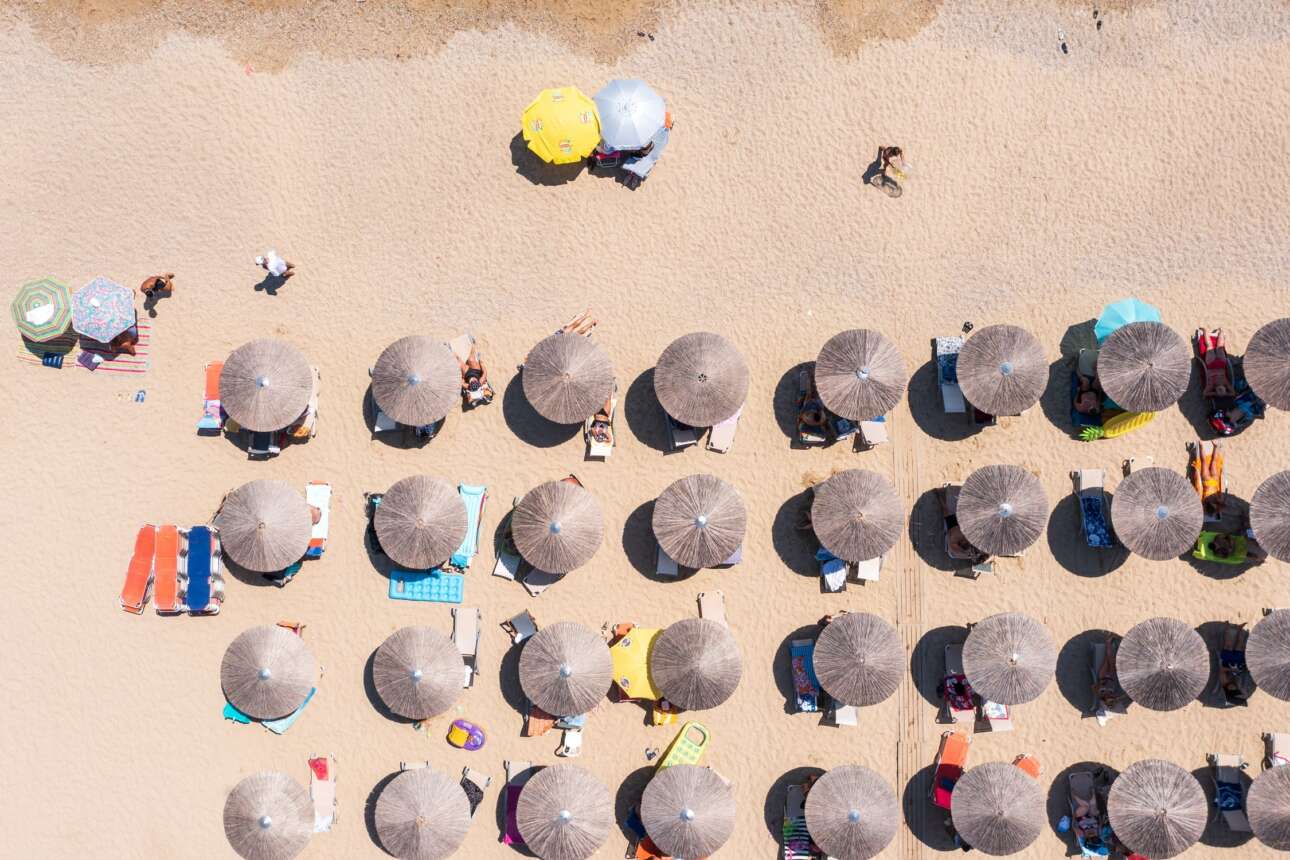 Αεροφωτογραφία με 38 ομπρέλες από τα Νέα Βρασνά Θεσσαλονίκης, μία παραλία κοντά στην Ασπροβάλτα, δοξάζει μεσημεριάτικα τον Αύγουστο 