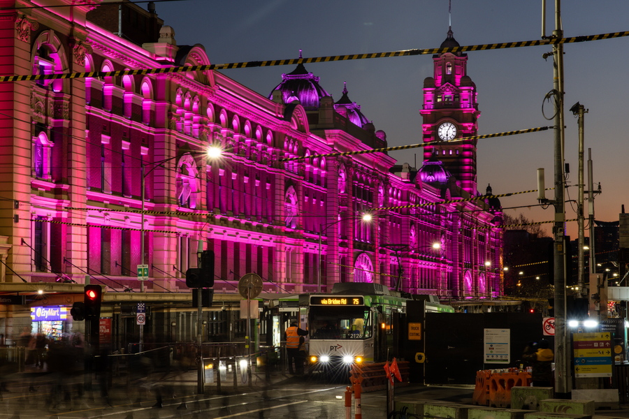 Ο σταθμός Flinders Street στη Μελβούρνη φωταγωγείται στα ροζ προς τιμήν της αυστραλής τραγουδίστριας και ηθοποιού Ολίβια Νιούτον Τζον που πέθανε ύστερα από μία μακροχρόνια μάχη με τον καρκίνο του μαστού
