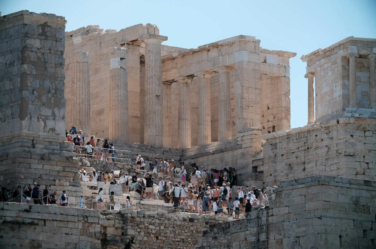 Η Ελλάδα ξεπέρασε την Ιταλία σε αφίξεις βρετανών τουριστών